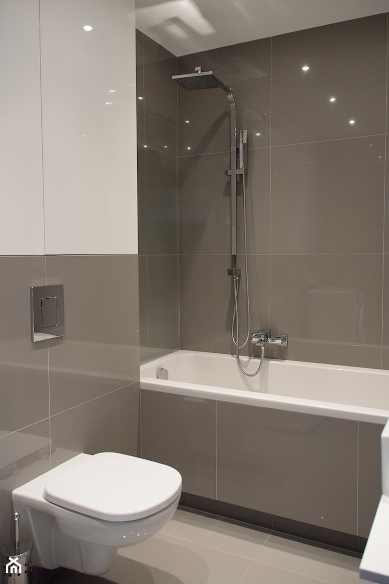Biało-szara łazienka - zdjęcie od OHHOME - projekty, remonty, meble