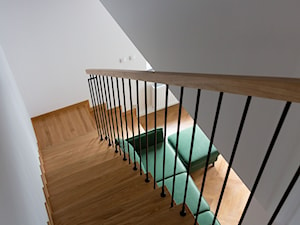 Drewniane schody z metalową prostą barierką - zdjęcie od OHHOME - projekty, remonty, meble