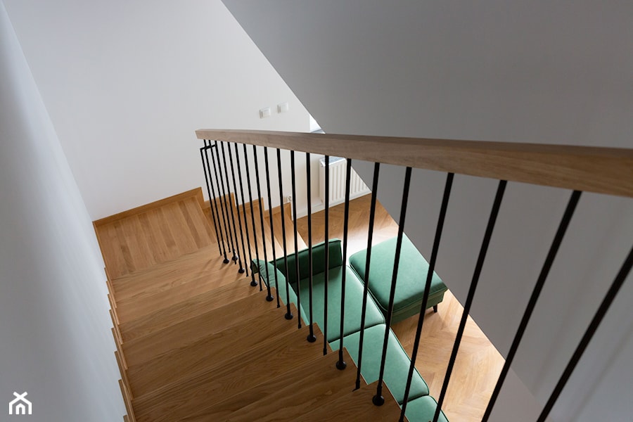 Drewniane schody z metalową prostą barierką - zdjęcie od OHHOME - projekty, remonty, meble
