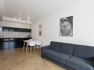 Biały, nowoczesny salon z aneksem kuchennym - zdjęcie od OHHOME - projekty, remonty, meble