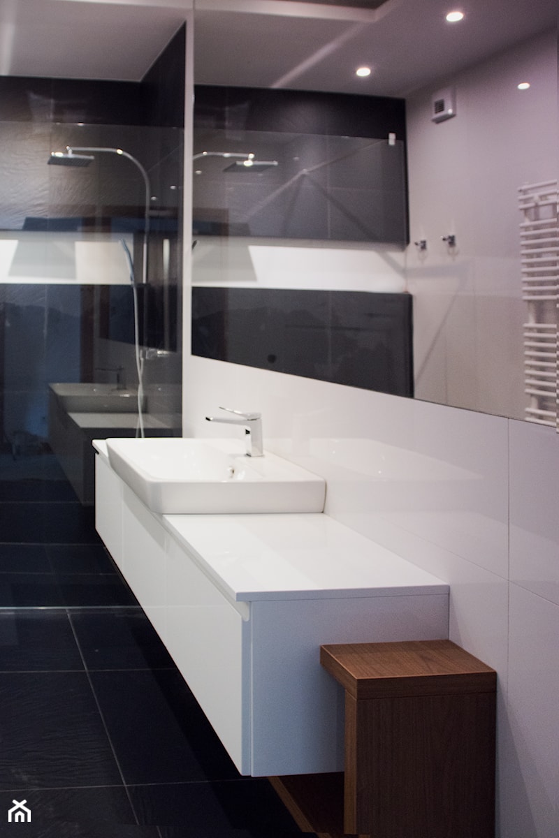 Czarno-biała łazienka - zdjęcie od OHHOME - projekty, remonty, meble