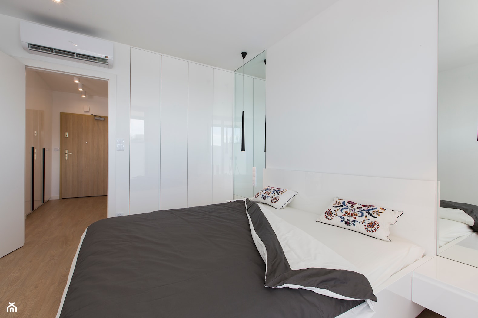 Biała nowoczesna sypialnia - zdjęcie od OHHOME - projekty, remonty, meble - Homebook