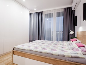 Sypialnia z białą, lakierowaną zabudową - zdjęcie od OHHOME - projekty, remonty, meble