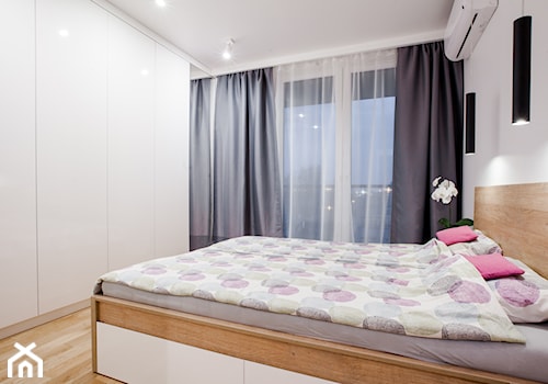 Sypialnia z białą, lakierowaną zabudową - zdjęcie od OHHOME - projekty, remonty, meble