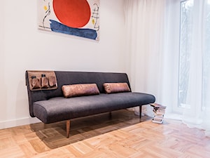 Salon z grafitową sofą - zdjęcie od OHHOME - projekty, remonty, meble