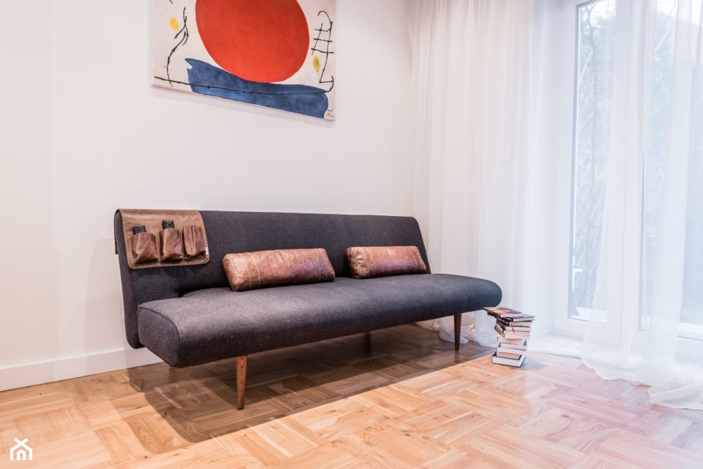 Salon z grafitową sofą - zdjęcie od OHHOME - projekty, remonty, meble - Homebook