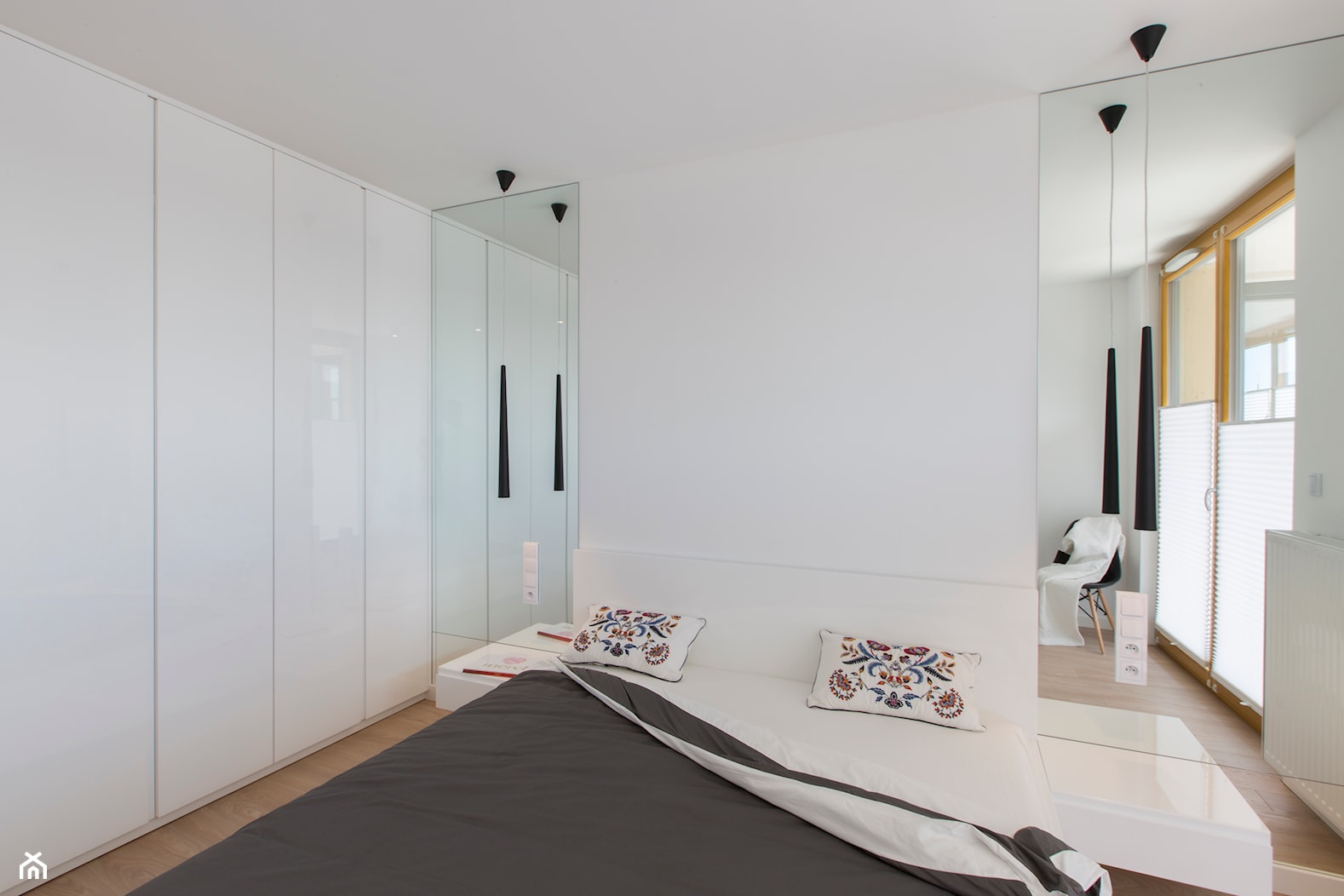 Biała nowoczesna sypialnia - zdjęcie od OHHOME - projekty, remonty, meble - Homebook