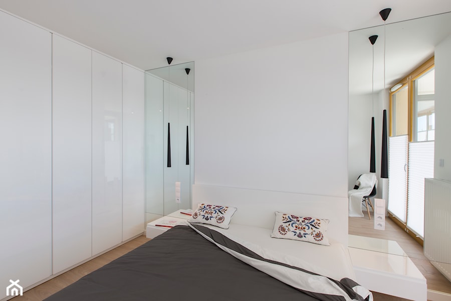 Biała nowoczesna sypialnia - zdjęcie od OHHOME - projekty, remonty, meble
