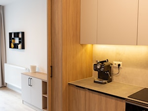 Jasna kuchnia z podświetlonymi szafkami - zdjęcie od OHHOME - projekty, remonty, meble
