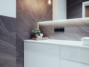 Ciemna łazienka - zdjęcie od OHHOME - projekty, remonty, meble
