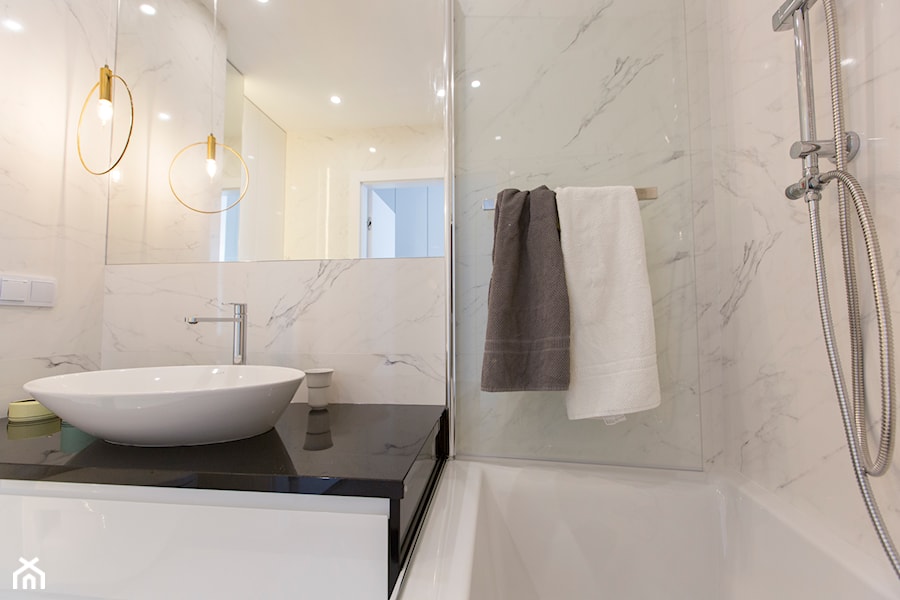 Biała łazienka z czarnym akcentem, płytki imitujące marmur - zdjęcie od OHHOME - projekty, remonty, meble