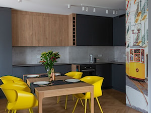 Kuchnia z naklejką na ścianie - zdjęcie od OHHOME - projekty, remonty, meble