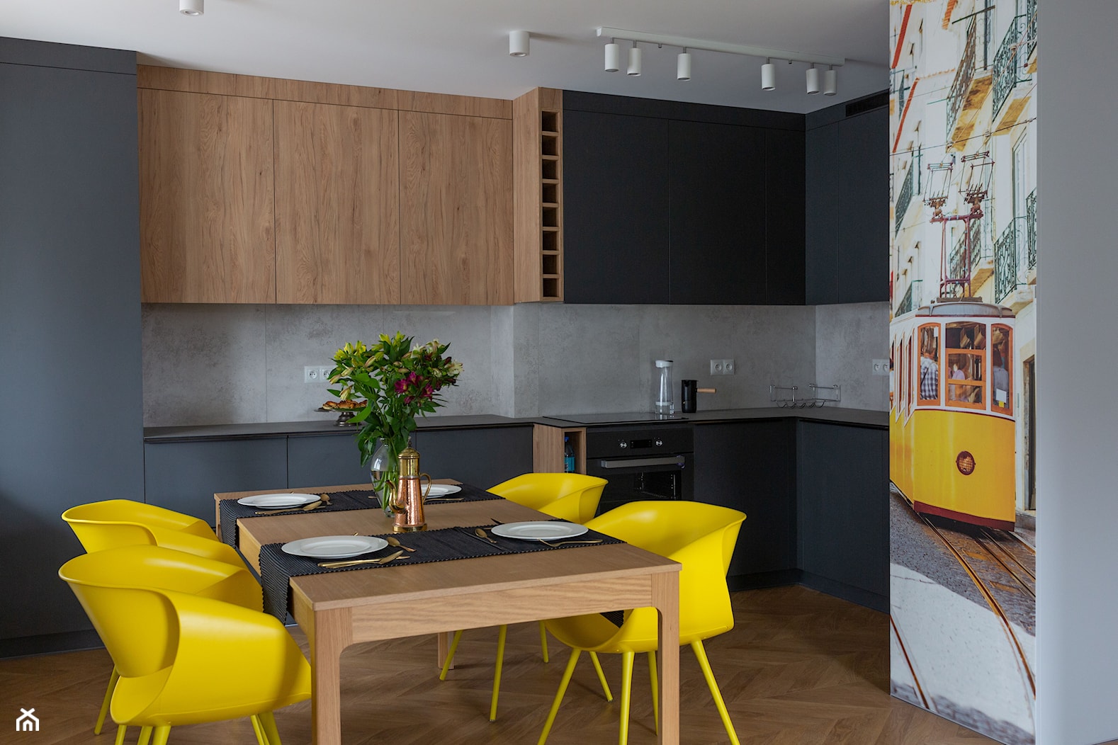 Kuchnia z naklejką na ścianie - zdjęcie od OHHOME - projekty, remonty, meble - Homebook