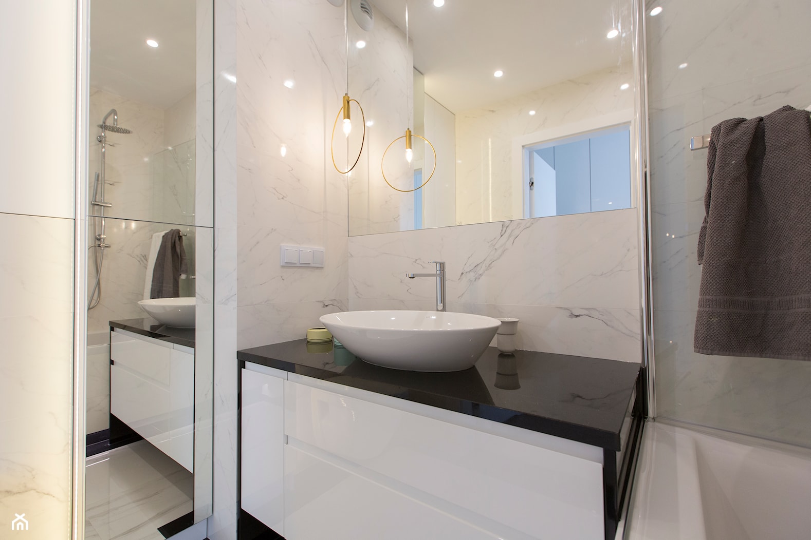 Biała łazienka z czarnym akcentem, płytki imitujące marmur - zdjęcie od OHHOME - projekty, remonty, meble - Homebook