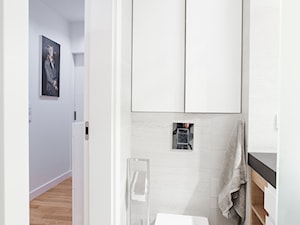 Szara łazienka dla gości - zdjęcie od OHHOME - projekty, remonty, meble