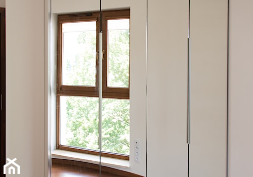 Szafa na wymiar z lustrem w sypialni - zdjęcie od OHHOME - projekty, remonty, meble