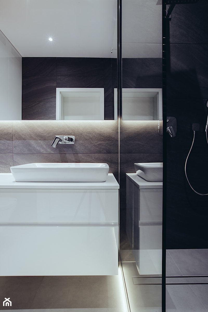 Ciemna łazienka - zdjęcie od OHHOME - projekty, remonty, meble