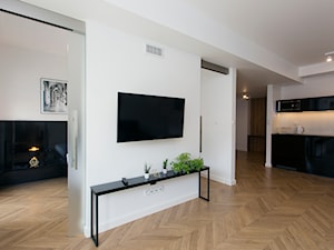 Biało-czarny minimalistyczny salon - zdjęcie od OHHOME - projekty, remonty, meble