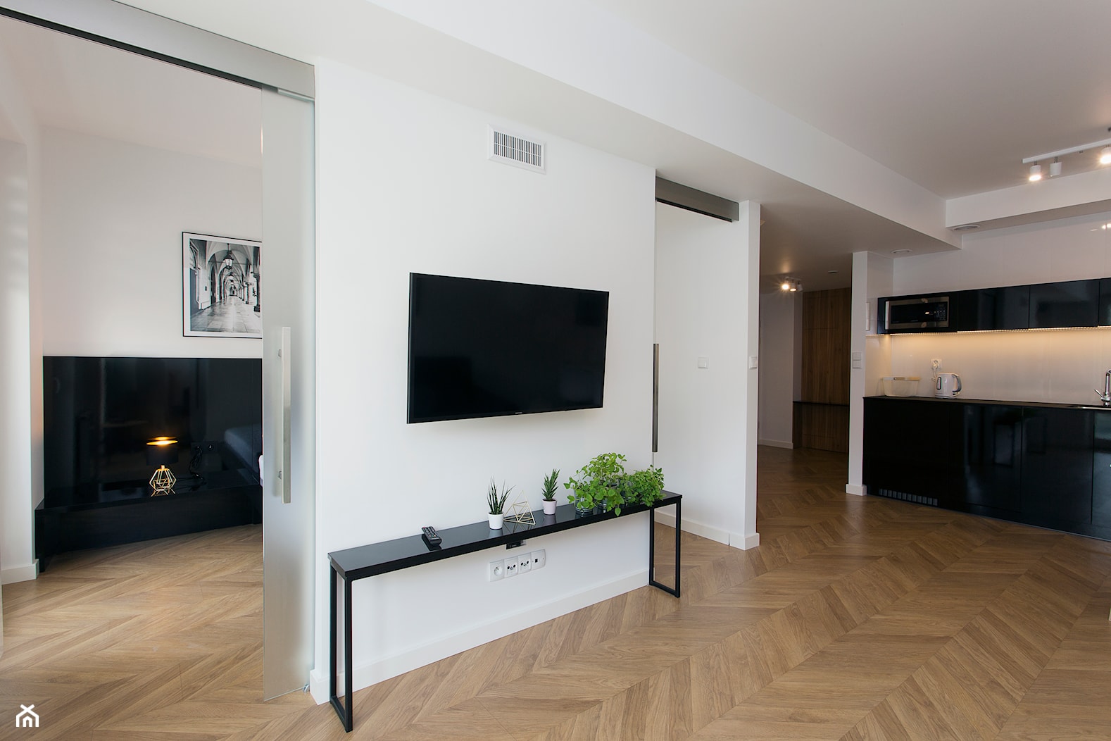 Biało-czarny minimalistyczny salon - zdjęcie od OHHOME - projekty, remonty, meble - Homebook