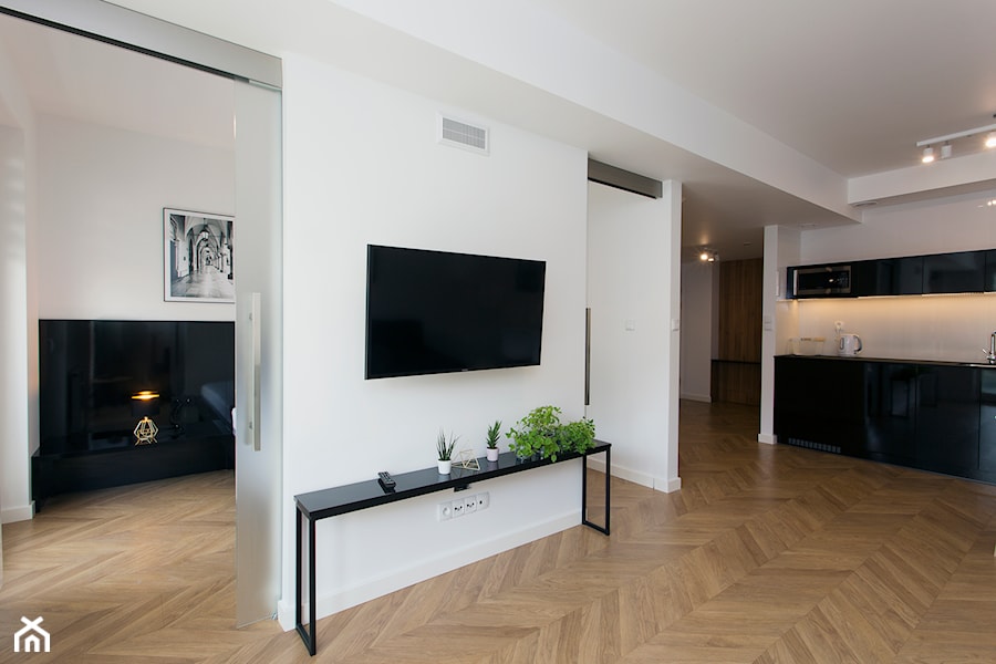 Biało-czarny minimalistyczny salon - zdjęcie od OHHOME - projekty, remonty, meble