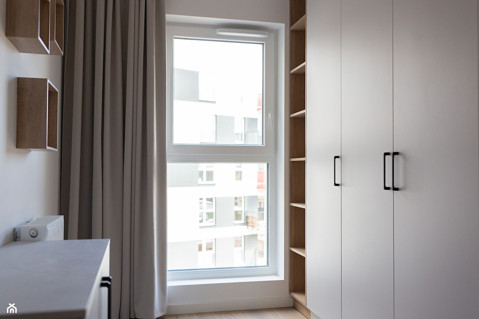 Szara sypialnia z dużą szafą i wiszącymi półkami - zdjęcie od OHHOME - projekty, remonty, meble - Homebook