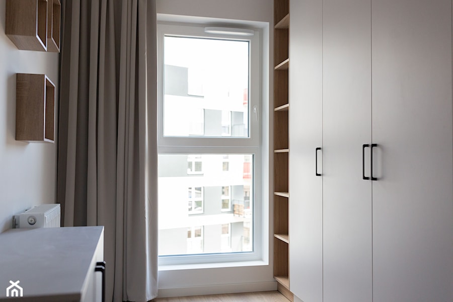 Szara sypialnia z dużą szafą i wiszącymi półkami - zdjęcie od OHHOME - projekty, remonty, meble