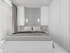 Jasna sypialnia z wysokimi oknami i zabudową na wymiar - zdjęcie od OHHOME - projekty, remonty, meble