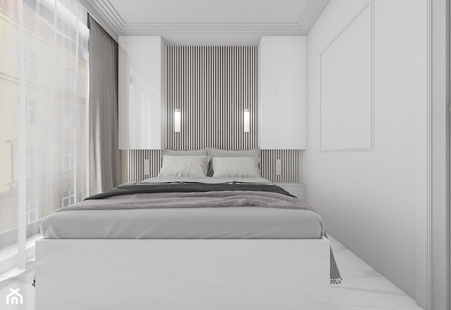 Jasna sypialnia z wysokimi oknami i zabudową na wymiar - zdjęcie od OHHOME - projekty, remonty, meble