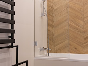 Biała łazienka z wanną - zdjęcie od OHHOME - projekty, remonty, meble