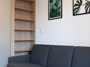 Salon z trzyosobową sofą - zdjęcie od OHHOME - projekty, remonty, meble