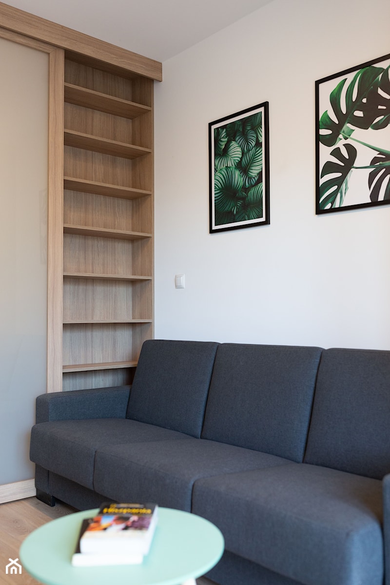 Salon z trzyosobową sofą - zdjęcie od OHHOME - projekty, remonty, meble