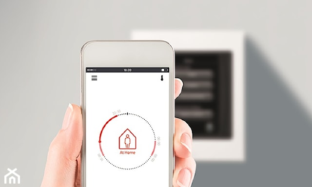 <h2 id="nowoczesność-dla-każdego">Nowoczesność dla każdego!</h2>
<p>Technologia DanfossLink™ umożliwia precyzyjne dostosowanie temperatury w domu do potrzeb i stylu życia. W praktyce oznacza to możliwość indywidualnego zaprogramowania temperatury w każdym pomieszczeniu i zapamiętanie ulubionych ustawień, które potem wystarczy wybrać z listy. Sterowanie systemem odbywa się za pomocą centralnego panelu umieszczonego w wygodnym punkcie w domu, jak również aplikacji w smartfonie. Korzyści płynące z tego rozwiązania są ogromne – nie marnujemy energii wtedy, gdy nie ma nas w domu, dopasowujemy temperaturę do preferencji, pory dnia i pomieszczenia, a sama instalacja sprzętu jest prosta i nie wymaga dodatkowych inwestycji.</p>
