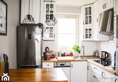 Średnia szara z zabudowaną lodówką z lodówką wolnostojącą z nablatowym zlewozmywakiem kuchnia w kształcie litery l z oknem, styl skandynawski - zdjęcie od nata98