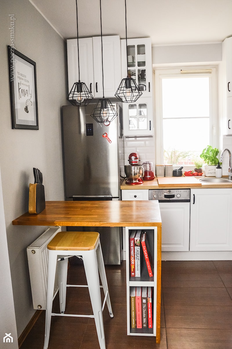 Mała biała szara z zabudowaną lodówką z lodówką wolnostojącą z nablatowym zlewozmywakiem kuchnia z oknem, styl skandynawski - zdjęcie od nata98
