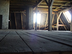 Widok na korytarz na piętrze "przed". - zdjęcie od Studio Domowe