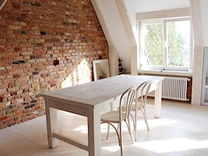 Stół kuchenny został wykonany ze starych desek - deski podłogowe zyskały nowe życie i funkcję. - zdjęcie od Studio Domowe
