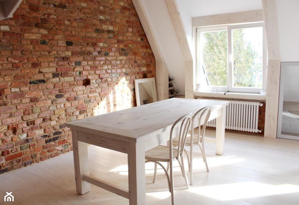 Stół kuchenny został wykonany ze starych desek - deski podłogowe zyskały nowe życie i funkcję. - zdjęcie od Studio Domowe - Homebook