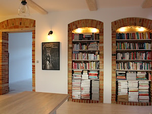Biblioteczka we wnękach w pełnej okazałości. - zdjęcie od Studio Domowe