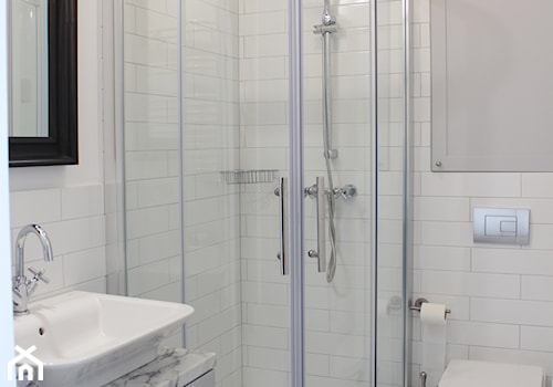 Biała łazienka w połączeniu z szarymi meblami - zdjęcie od Studio Domowe