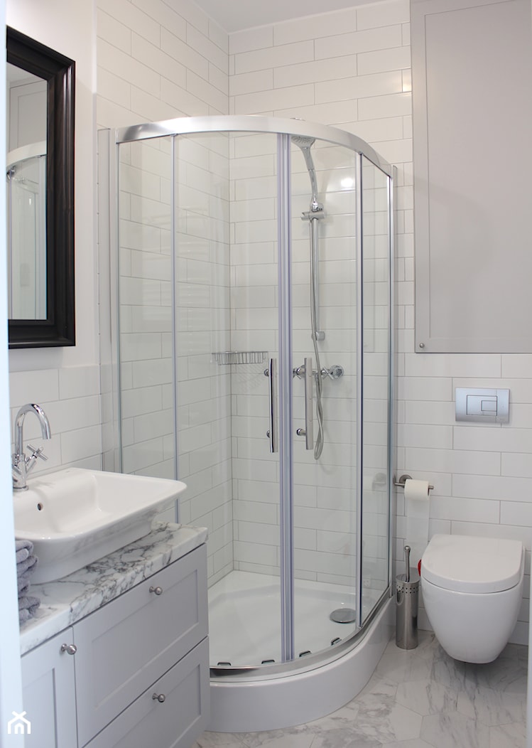 Biała łazienka w połączeniu z szarymi meblami - zdjęcie od Studio Domowe - Homebook