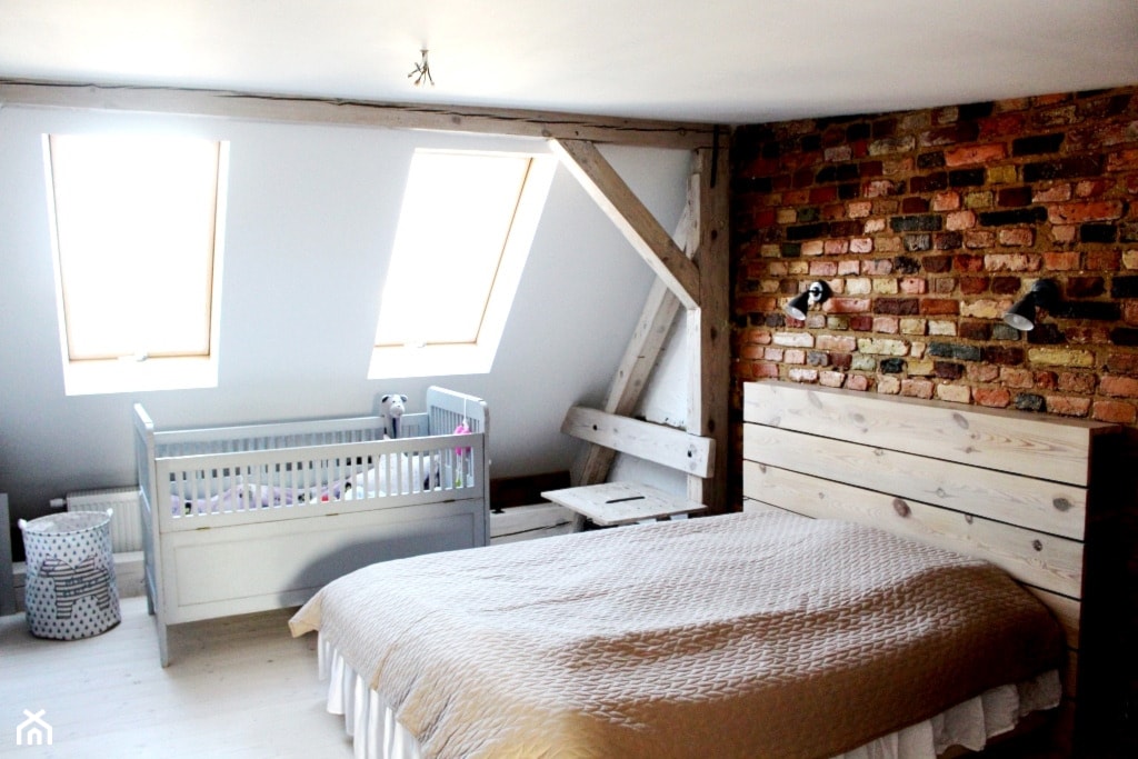 Sypialnia po remoncie - zagłówek łóżka powstał ze starej, oczyszczonej podłogówki. - zdjęcie od Studio Domowe - Homebook
