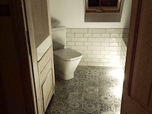 Mini łazienka na piętrze. - zdjęcie od Studio Domowe