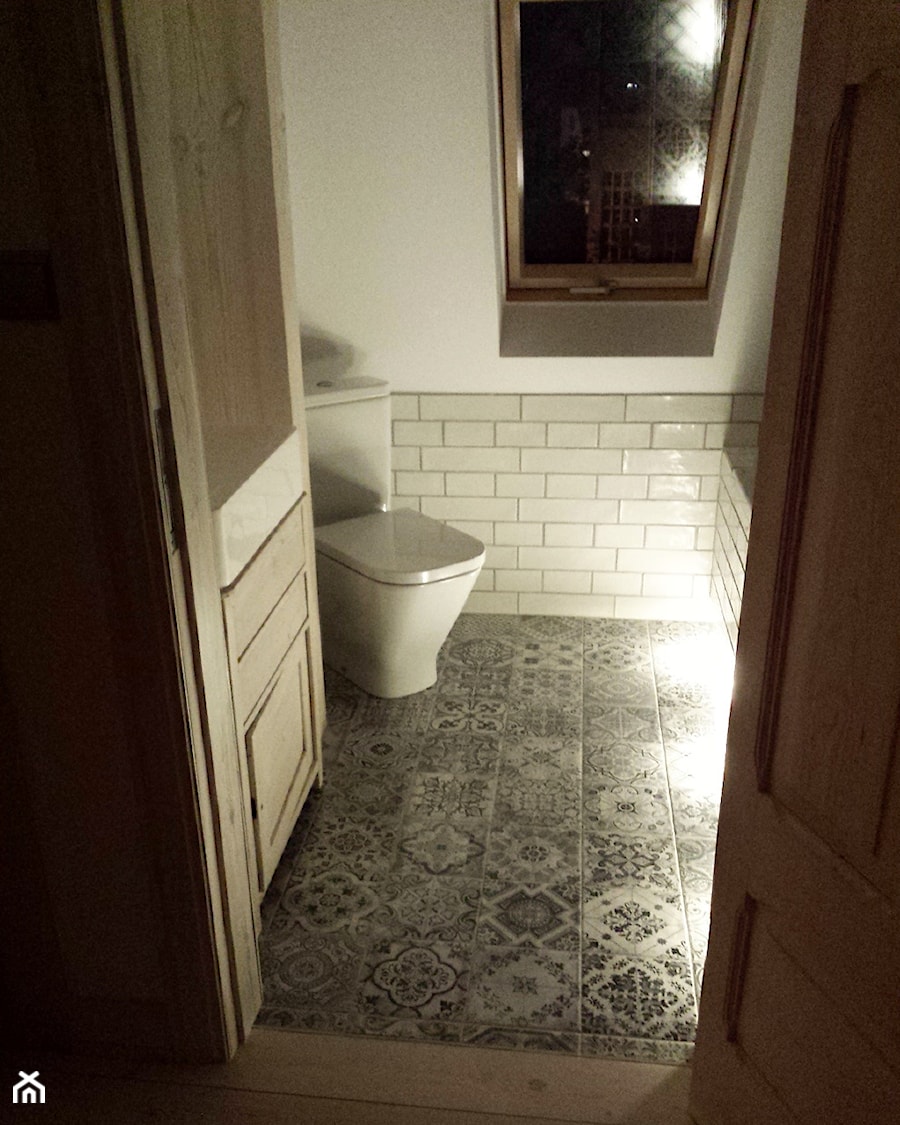 Mini łazienka na piętrze. - zdjęcie od Studio Domowe