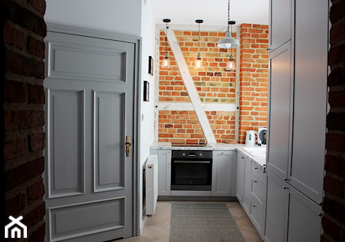 Metamorfoza mieszkania w kamienicy - Średnia zamknięta biała z zabudowaną lodówką z lodówką wolnostojącą kuchnia w kształcie litery l z oknem, styl industrialny - zdjęcie od Studio Domowe