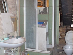Łazienka pod skosami "przed". - zdjęcie od Studio Domowe