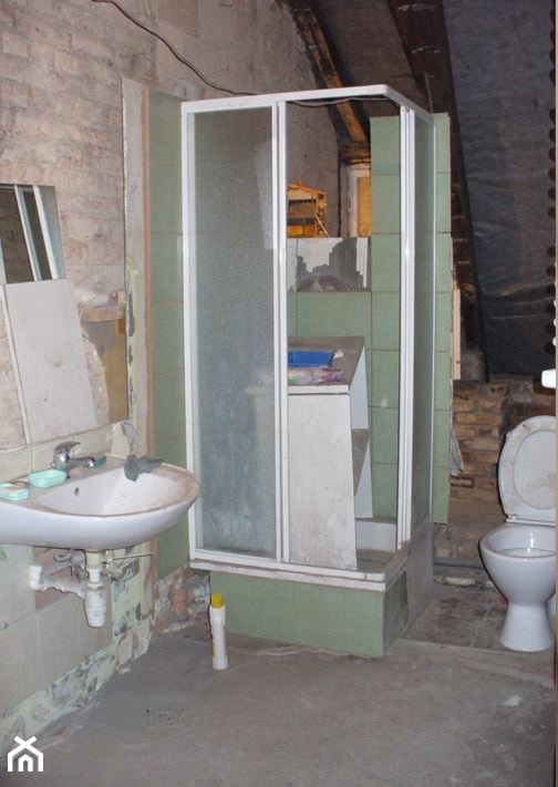 Łazienka pod skosami "przed". - zdjęcie od Studio Domowe