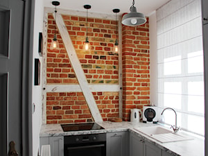 Metamorfoza mieszkania w kamienicy - Mała zamknięta szara z zabudowaną lodówką z lodówką wolnostojącą z nablatowym zlewozmywakiem kuchnia w kształcie litery l z oknem, styl industrialny - zdjęcie od Studio Domowe