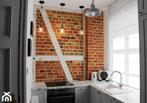 Metamorfoza mieszkania w kamienicy - Mała zamknięta szara z zabudowaną lodówką z lodówką wolnostojącą z nablatowym zlewozmywakiem kuchnia w kształcie litery l z oknem, styl industrialny - zdjęcie od Studio Domowe