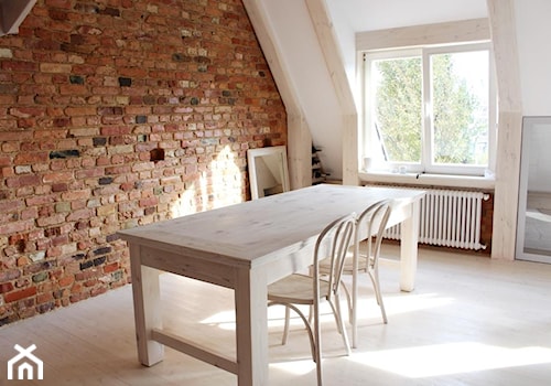 Stół kuchenny został wykonany ze starych desek - deski podłogowe zyskały nowe życie i funkcję. - zdjęcie od Studio Domowe