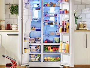 Lodówki - Mała otwarta beżowa biała z zabudowaną lodówką kuchnia jednorzędowa - zdjęcie od Samsung Electronics Co., Ltd.